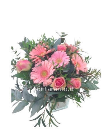 Bouquet con gerbere e rose colore rosa. 