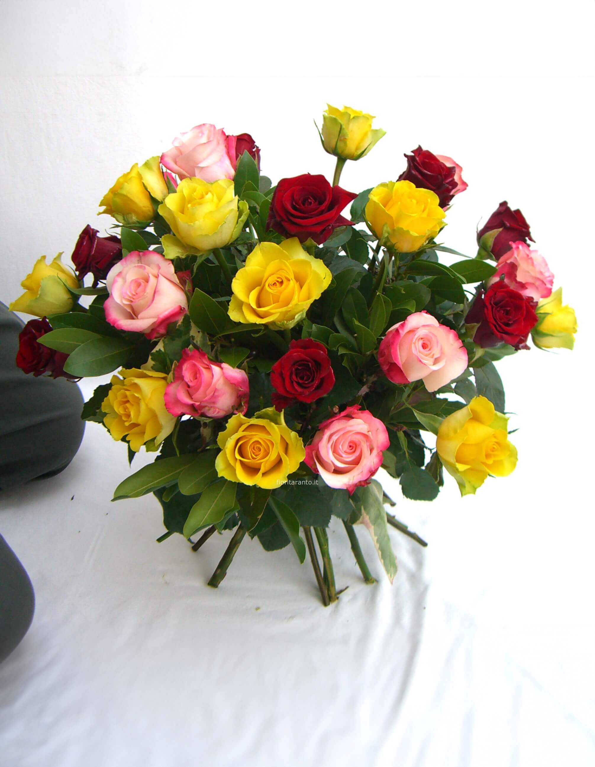 Bouquet di rose colori assortiti.